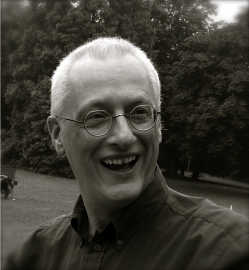 Das Bild zeigt Friedel Fehrholz, den Vater der Schulhomepage, in seiner typischen Rolle als engagierter Unterst&uuml;tzer und technischer Kopf hinter der Website der Schule