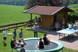Kinder auf dem Trampolin in der Ferienfreizeit in Rimsting.jpg