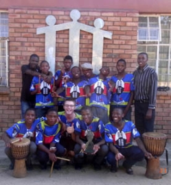 Gruppenfoto von Freiwilligendienst-Absolvent Marius Heimlich mit Einheimischen aus Afrika..jpg