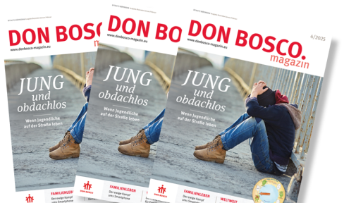 DAs Cover des Don Bosco Magazins zeigt einen jungen Menschen, der auf der Straße sitzt und die Hände über dem Kopf zusammenschlägt.